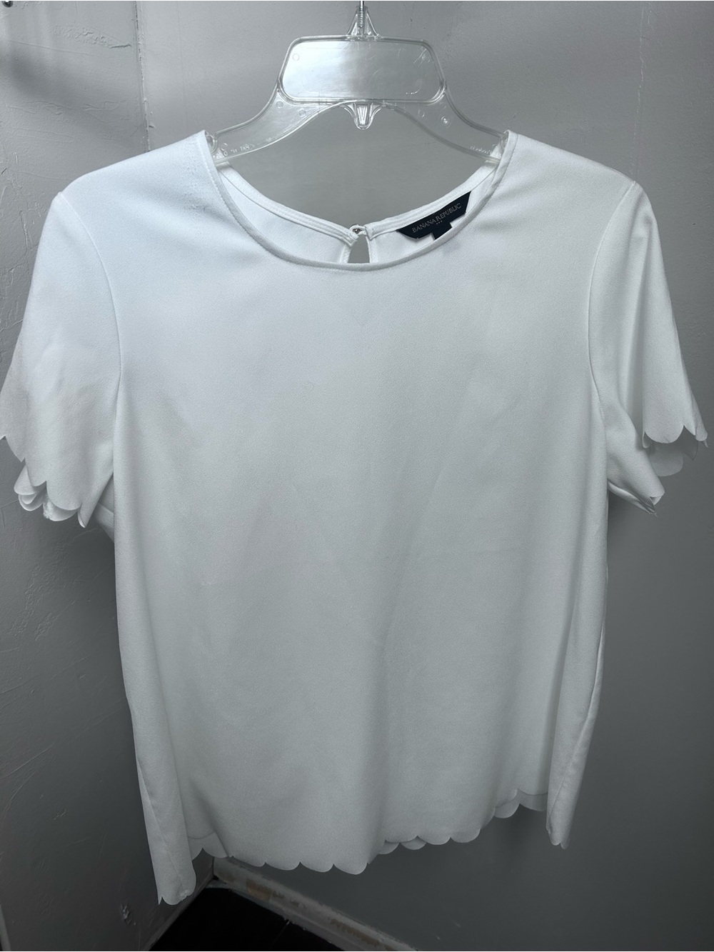 Banana Republic White Scalloped Short Sleeve Blouse – Size M.